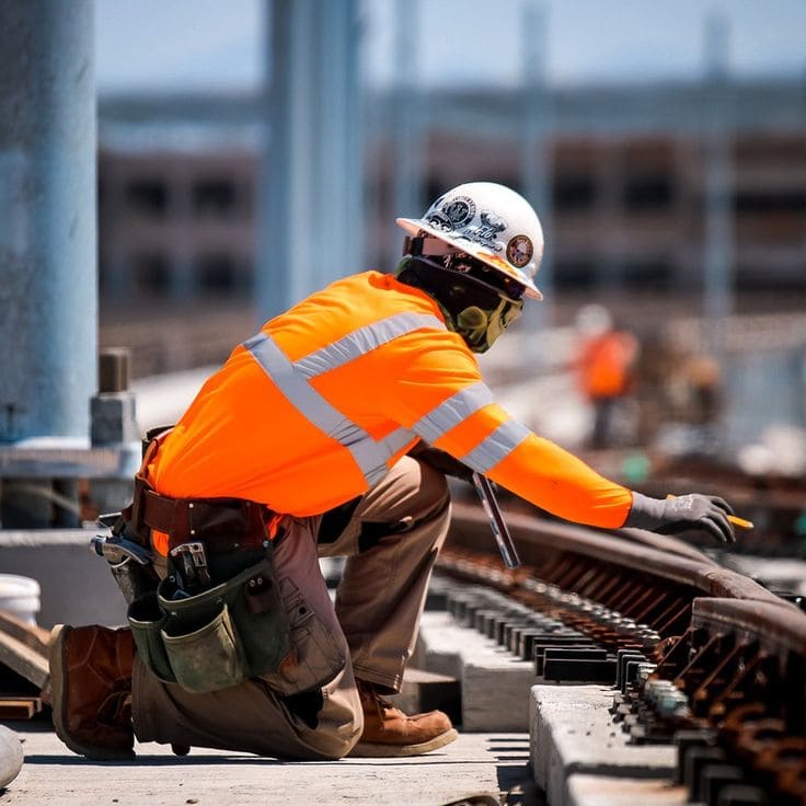 فريق شركة اليقين يقوم بتخريم الخرسانة بدقة في جدة